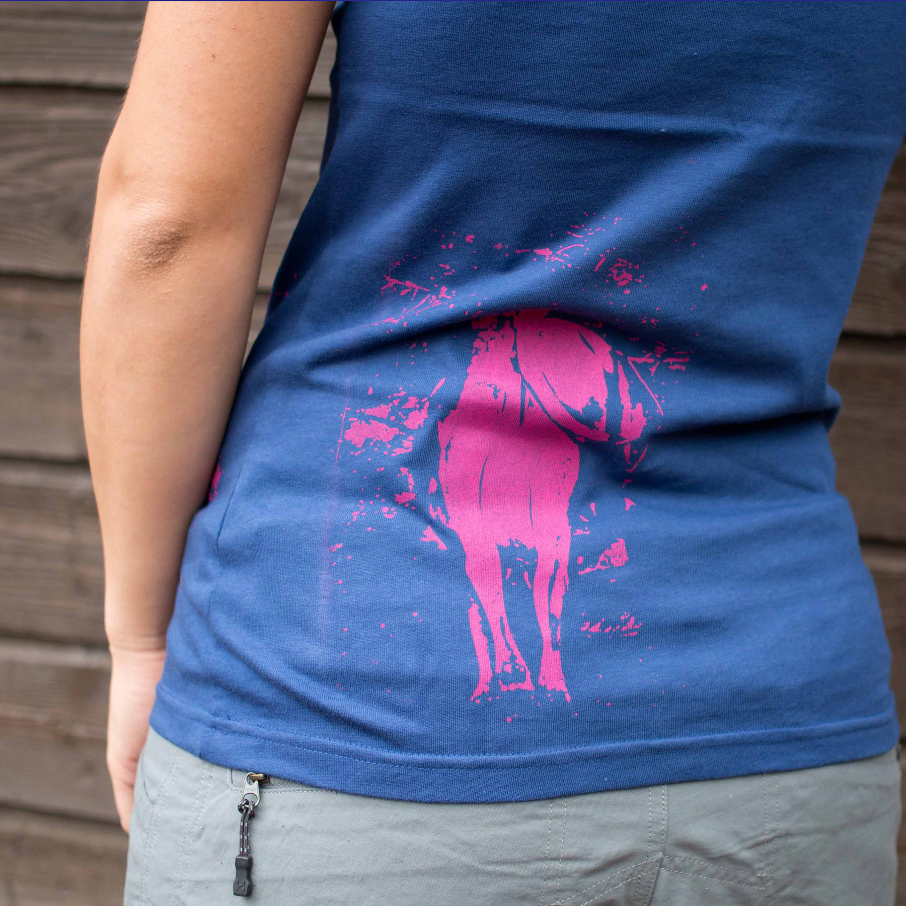 die Kuh von hinten in Pink, auf T-Shirt Linda in Marineblauhttps://bergpulli.ch/bergpulli-shop