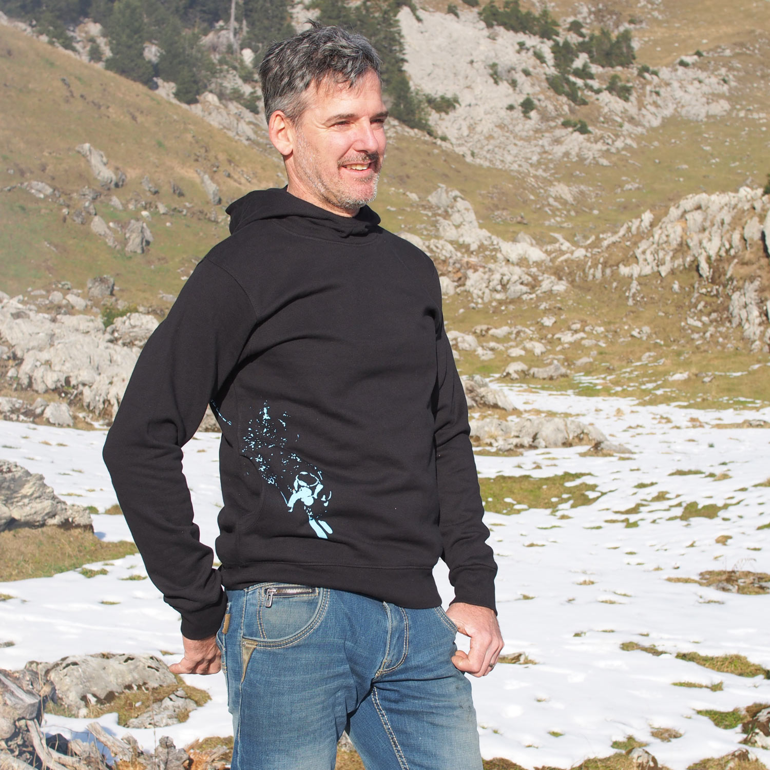 Baumwollpulli Peter mit Freerider in Hellblau, Skifahrer vorne, Spur hinten